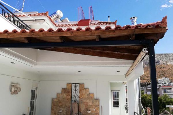 Εμφανές σκέπαστρο με πλανισμένη ξυλεία πεύκου στον Υμηττό Αττικής