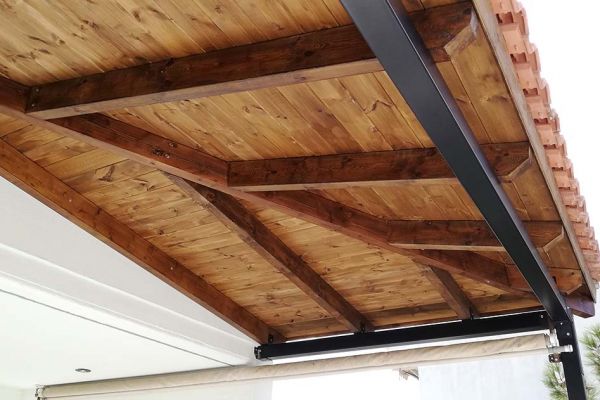 Εμφανές σκέπαστρο με πλανισμένη ξυλεία πεύκου στον Υμηττό Αττικής