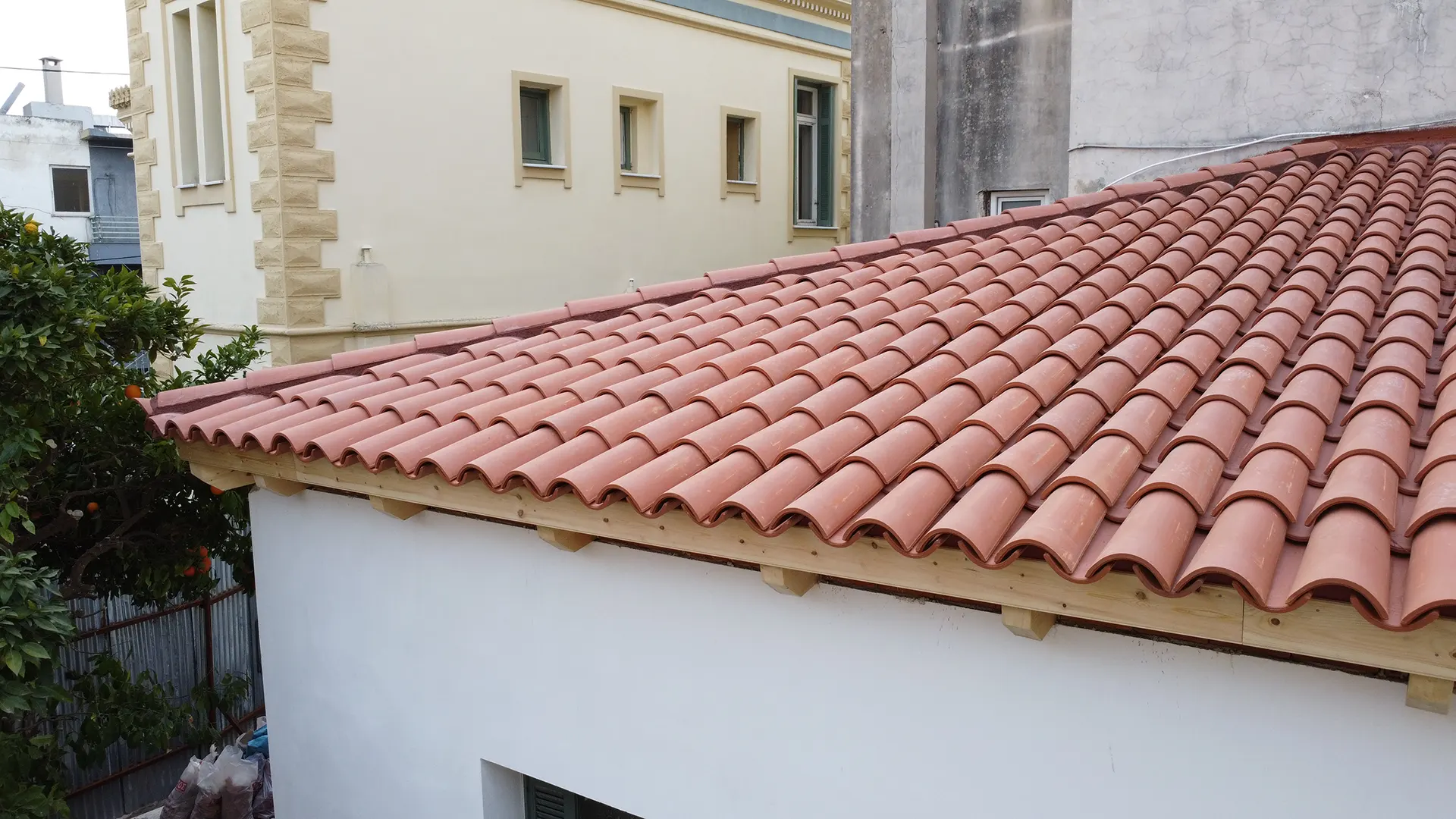 Βυζαντινό κόκκινο κεραμίδι σε εμφανή στέγη στο Μαρούσι