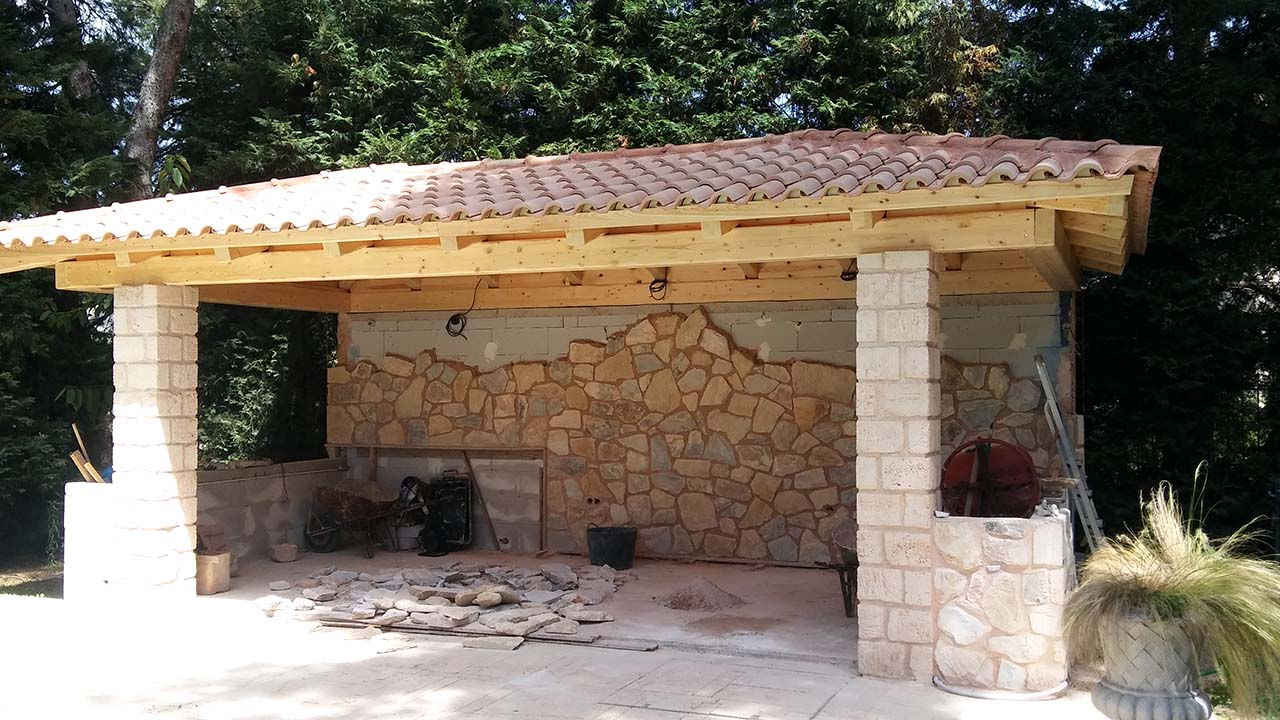 Εμφανές σκέπαστρο με σύνθετη ξυλεία στο Διόνυσο