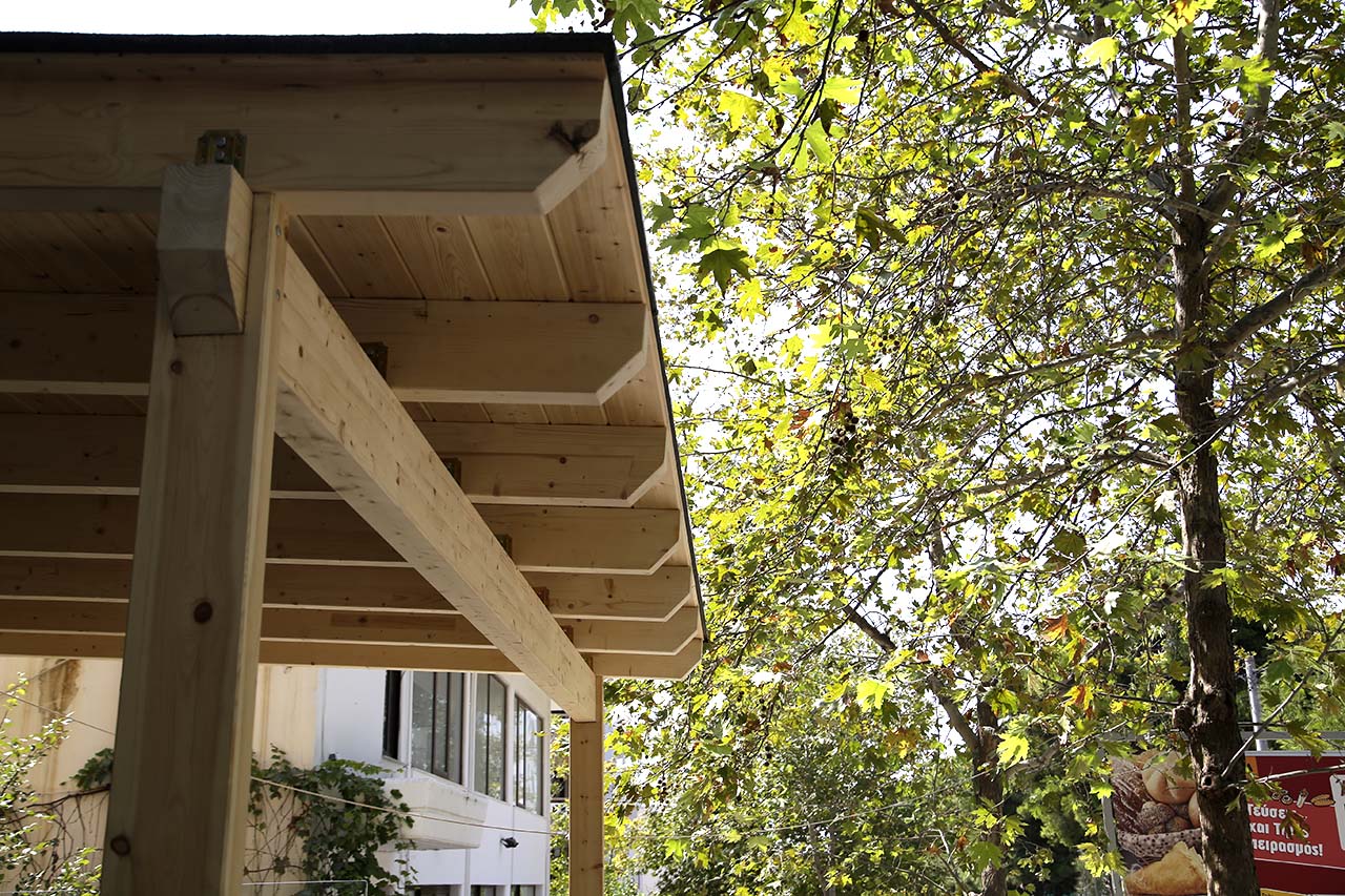 Εμφανές σκέπαστρο με σύνθετη ξυλεία στο Μαρούσι Αττικής