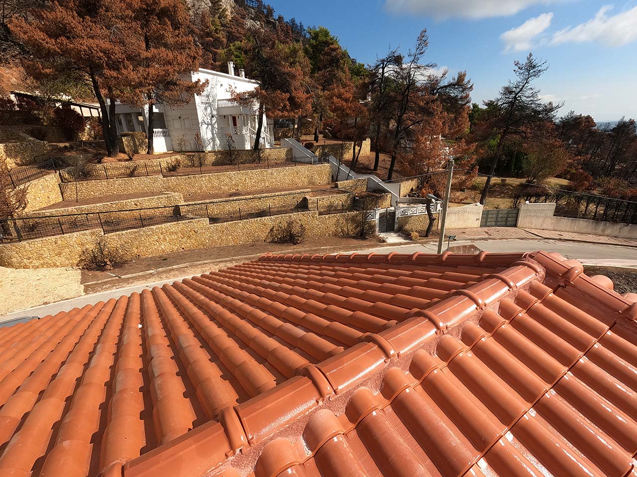 Εμφανής στέγη με κόκκινο επισμαλτομένο κεραμίδι στην Ιπποκράτειο Πολιτεία